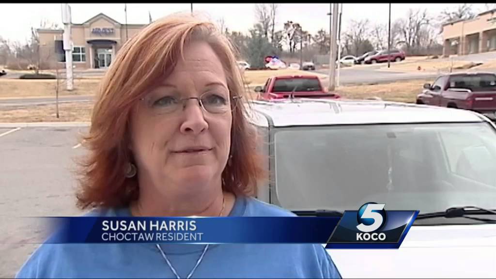 Woman shows note indicating she has gun, robs Choctaw bank