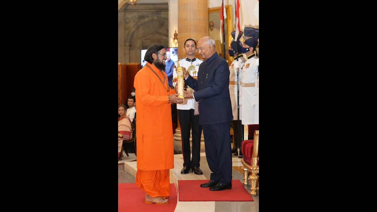 President Kovind presents Padma Shri to Sadguru Brahmeshanand Acharya Swamiji❤️#shorts #padmashri