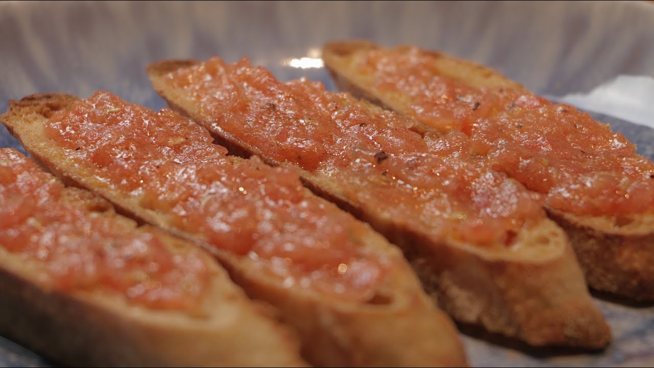 Brood met tomaat, de populairste tapa ter wereld! Bread with tomato. Pan amb tomaquet.