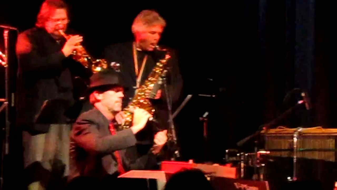 Hugh Laurie dances on stage with The Band From TV