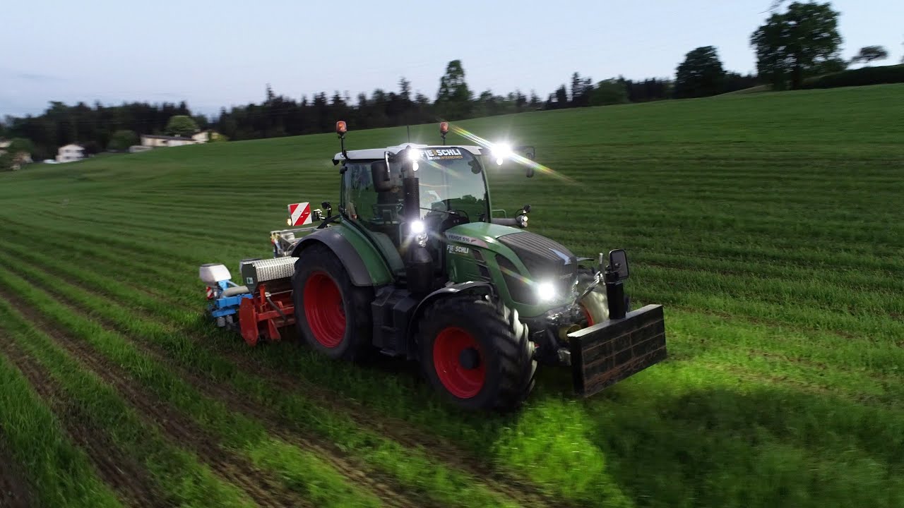 Streifenfrässaat mit Fendt 516 Lohnunternehmer Fleischli