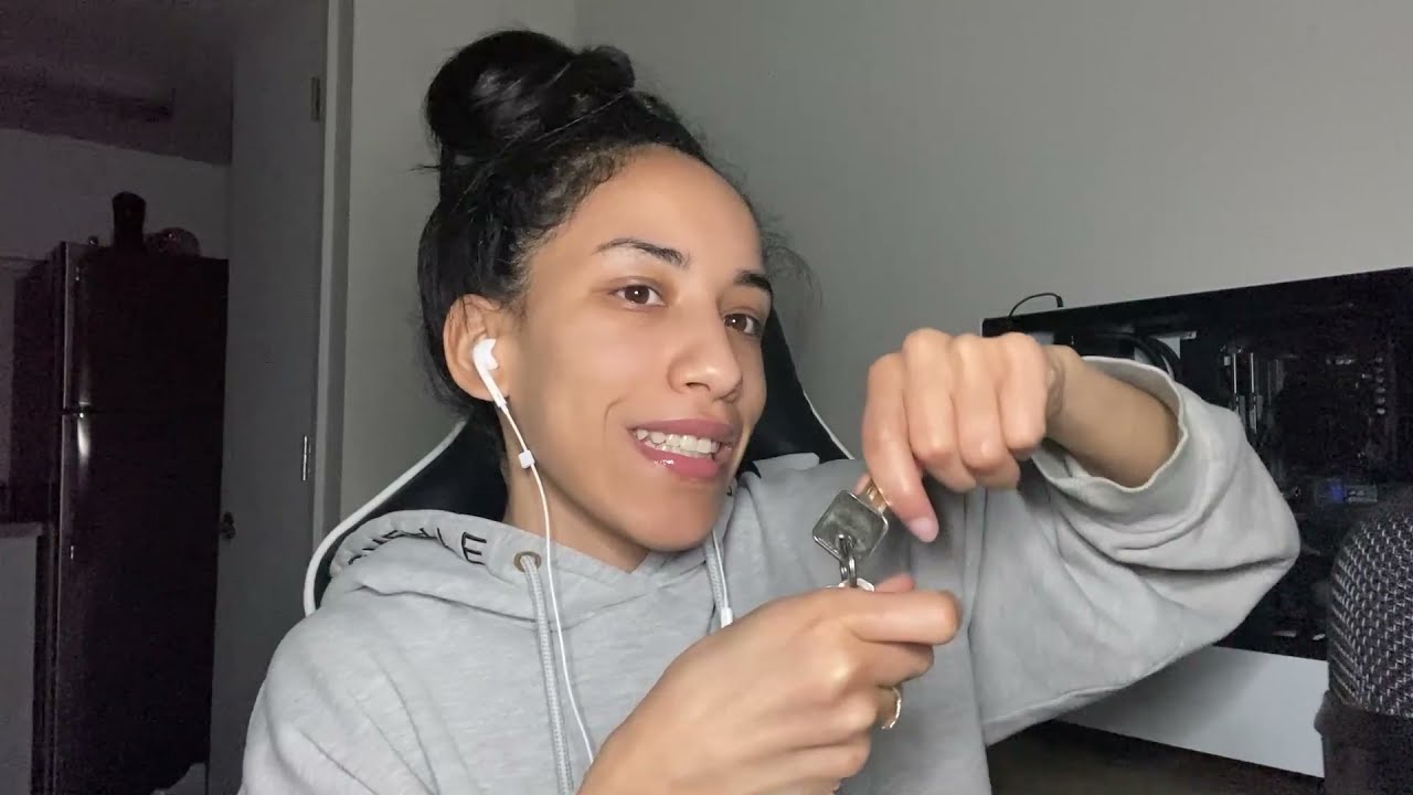 ASMR | WHATS IN MY EVERYDAY BAG?
