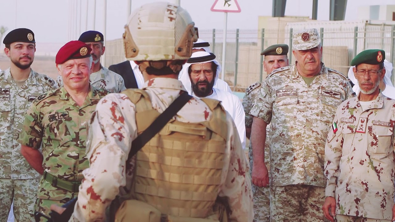 ضابط إماراتي يرحب بجلالة الملك