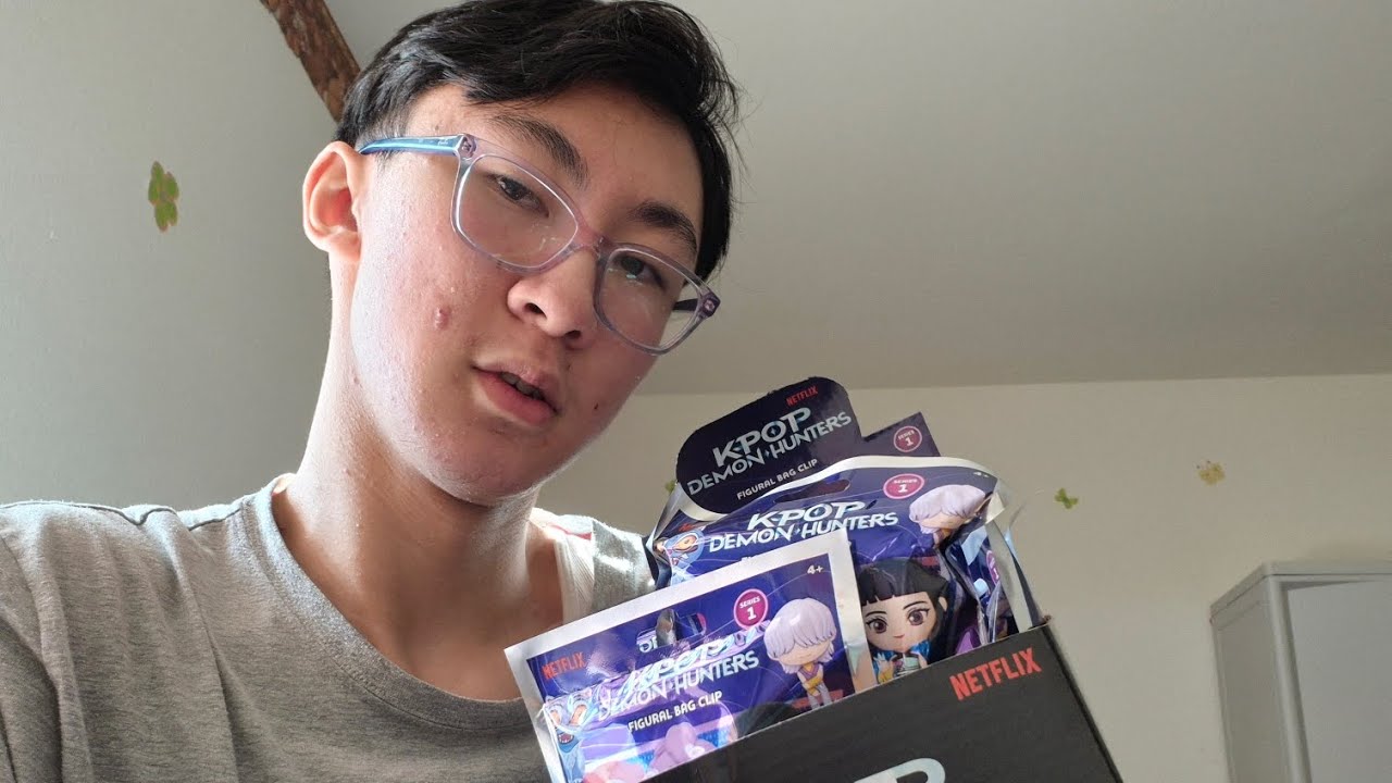 Unboxing 12 KPop Demon Hunters Bag Clip Blind Bags!!!