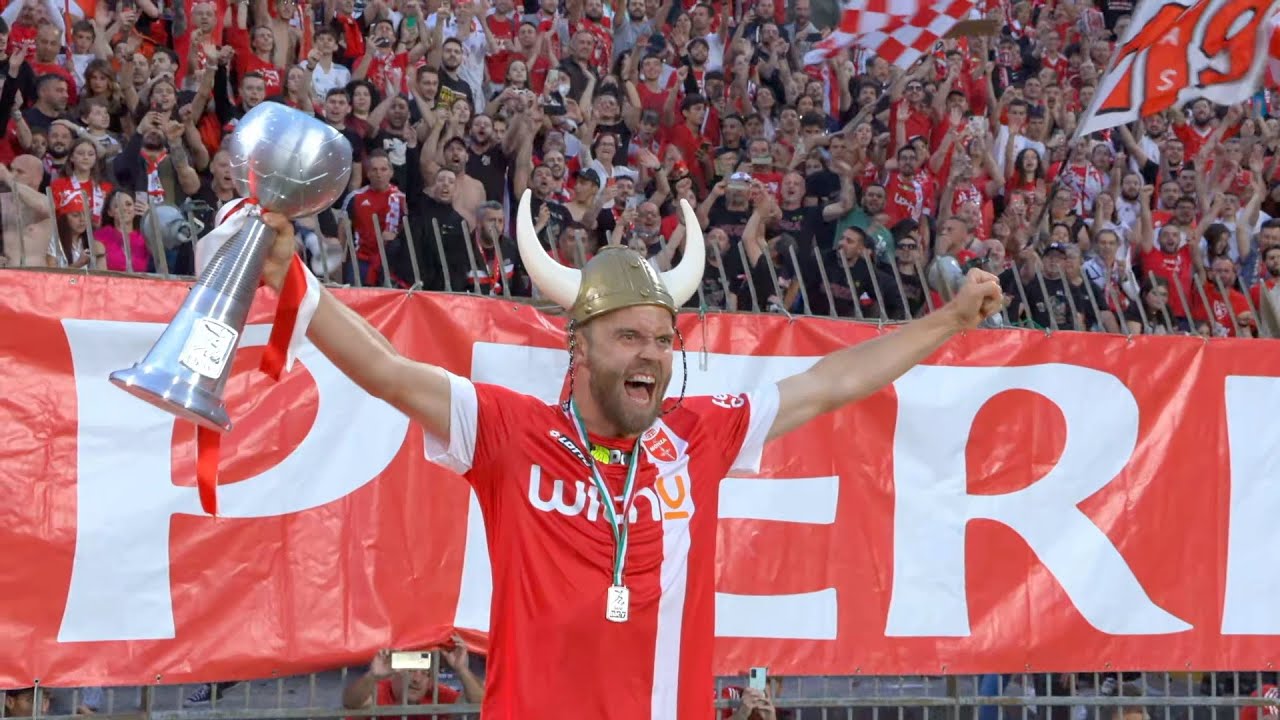 Festa nello stadio del Monza, i giocatori festeggiano sotto la curva