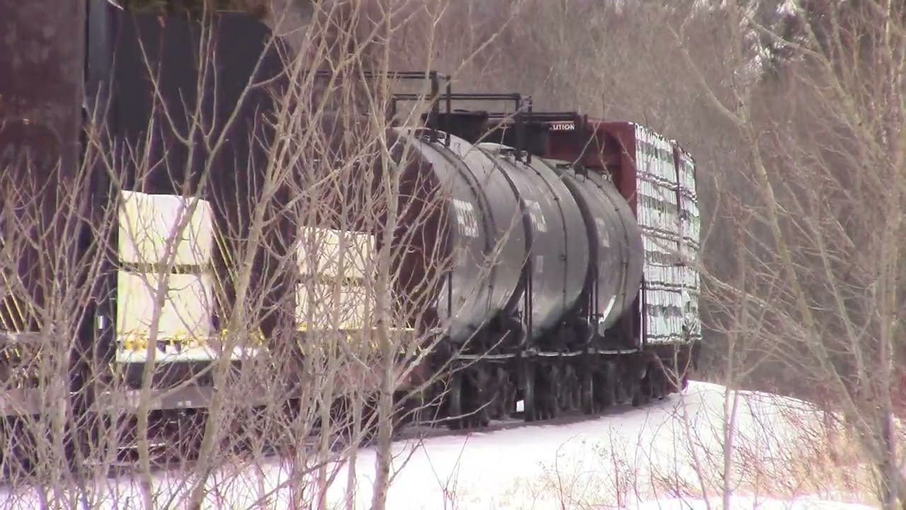 CN A403 in the curve With ( IC 2725 & CN 5600 ) Rimouski Qc ( Mont-Joli SUB M.P 126.00 )