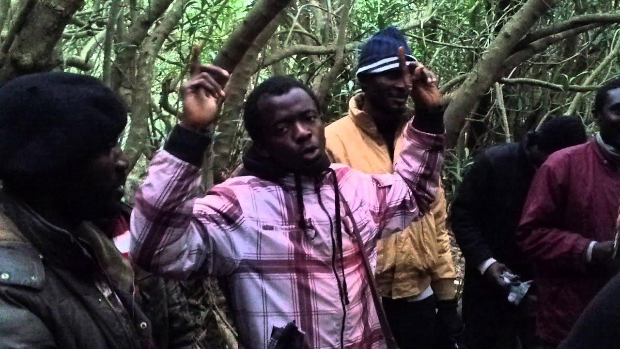Inmigrantes cantan en el monte cercano a la frontera de Ceuta