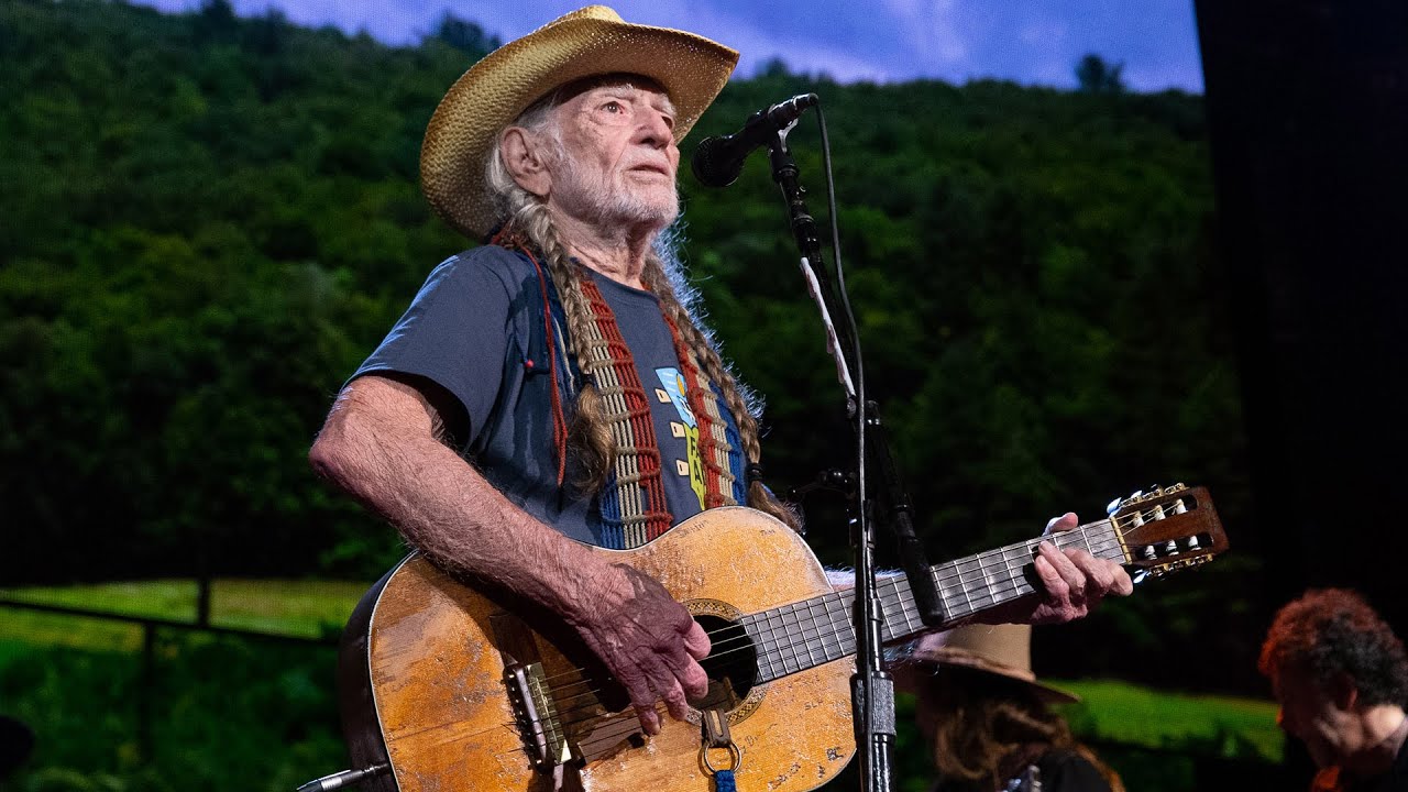 Willie Nelson & Family - My Favorite Picture of You (Live at Farm Aid 2019)