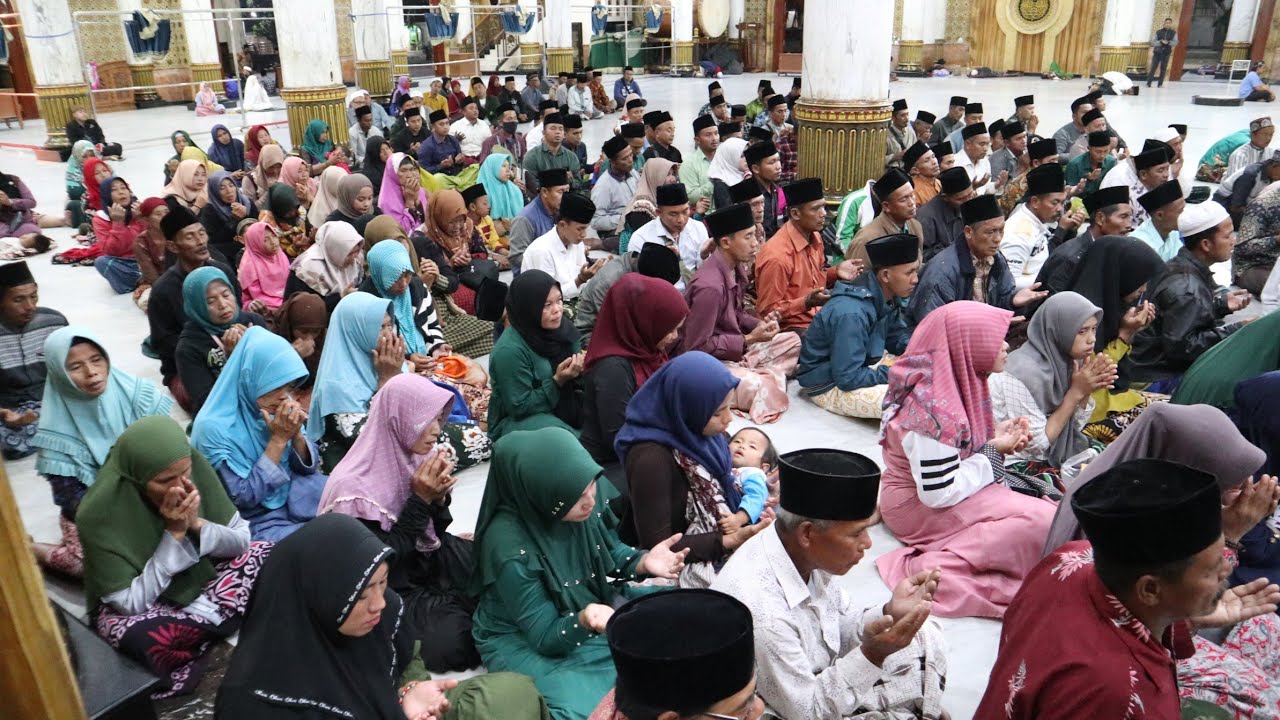 ZIAROH AKBAR MALAM. MAKAM WALIYULLAH. SYEKH UMAR SUMBAWA. KH.HASBULLOH. KENJERAN SURABAYA.