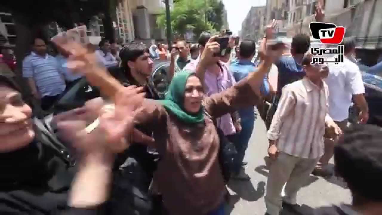 رقص على أنغام تسلم الأيادي أمام لجنة مدرسة قصر الدوبارة بشارع قصر العيني