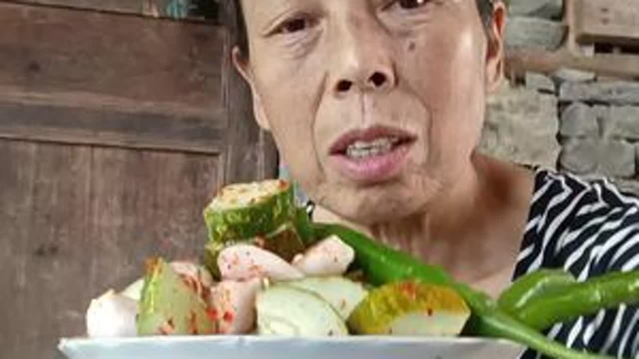 农村简单生活，天气太热了，多吃大蒜，多吃生辣椒，不中暑