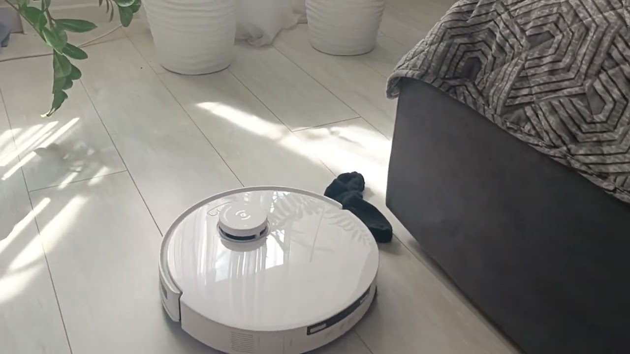 Реакция робота-пылесоса ECOVACS DEEBOT T30 PRO OMNI на внезапное появление препятствия