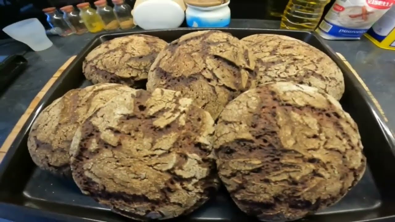 Ruisleivän leipominen hapanjuureen.