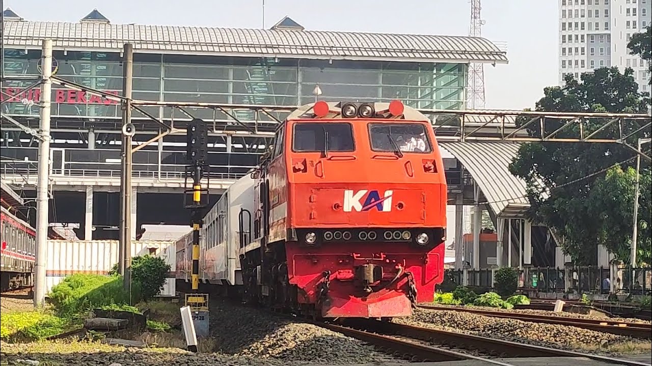 ADA LOKOMOTIF RNB! Kompilasi kereta api di stasiun Bekasi & Jatinegara!