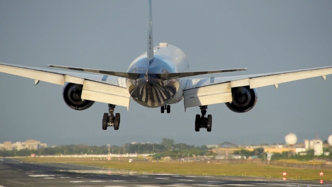 7 MINUTES OF CLOSE UP LANDINGS: Manila Airport