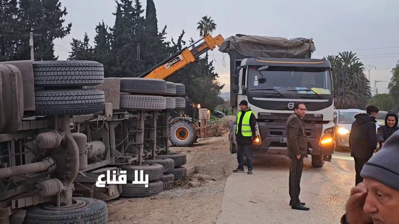 حاادث فضيـ ـع أمام عدسة الكاميرا وانقلاب شاحنة ثقيلة لنقل القمح..مشهد صاادم يفضـ ـح فساد المقاولين!!