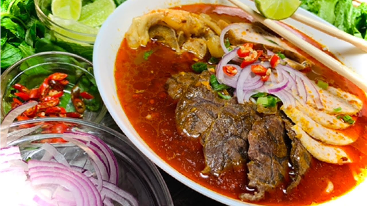 Вьетнамский острый суп с говядиной и лапшой &mdash; Bun Bo Hue