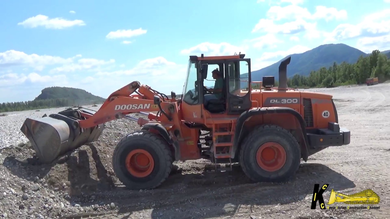 Doosan DL300 Radlader Loading Iveco Eurotrakker