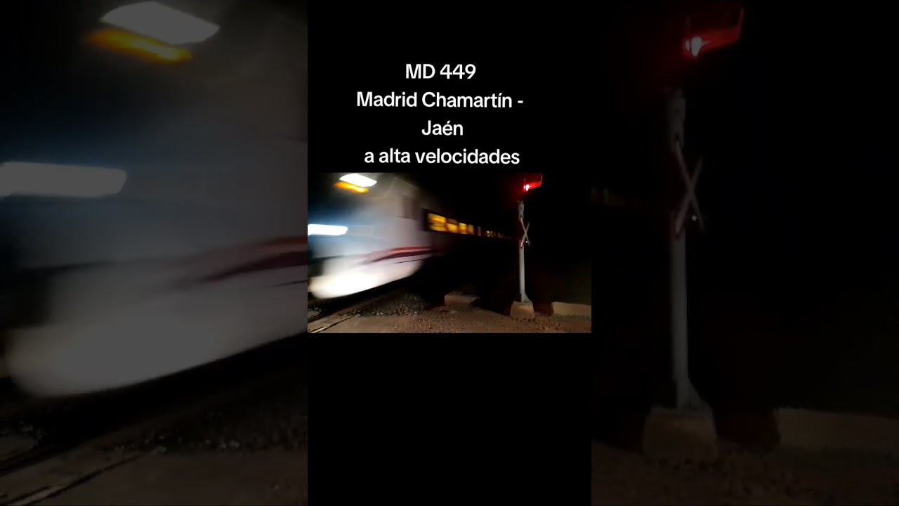 tren Md serie 449 a su paso a altas velocidades por el paso a nivel de castulo