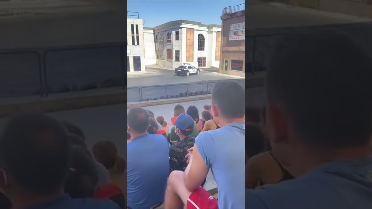 Loca academia de policía parque warner Madrid