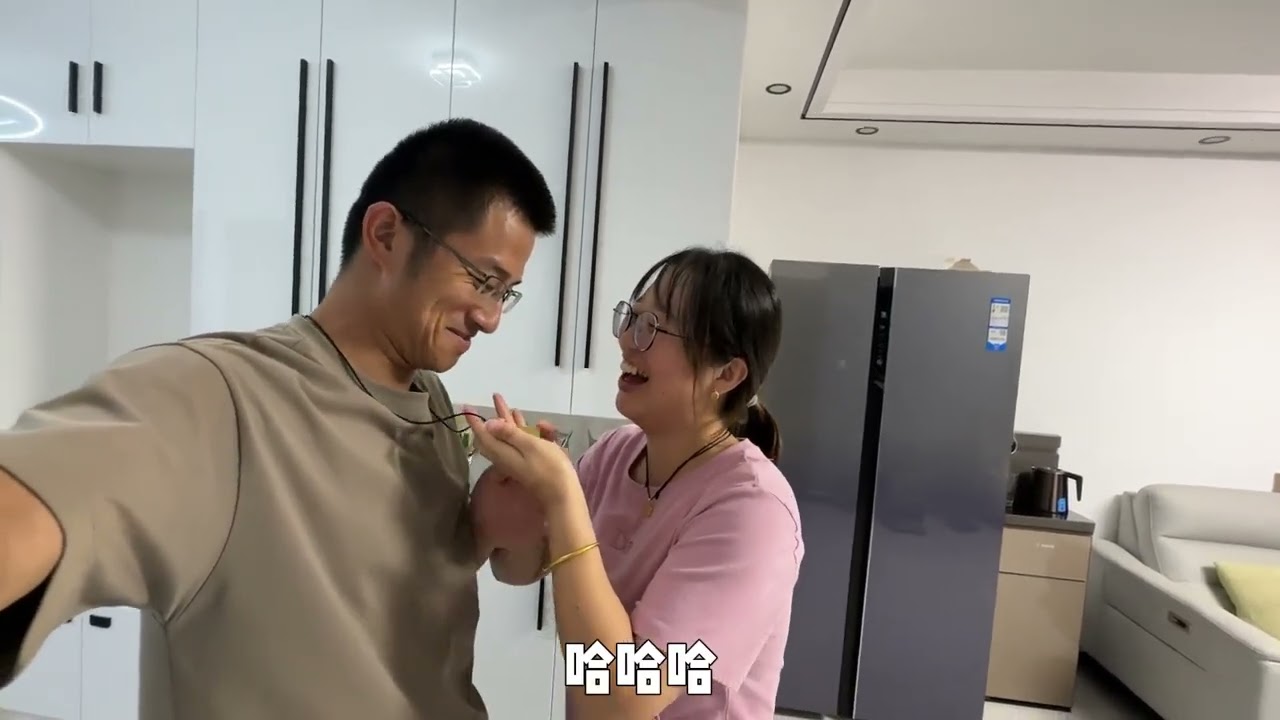 和媳妇领证两周年，小伙为媳妇挑选金首饰，丈母娘一番话让人暖心 #vlog日常 #周年纪念日