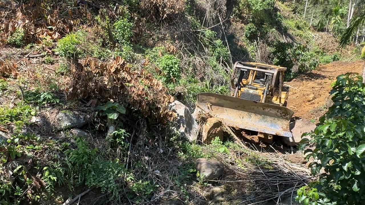 D6R XL Bulldozer Efficiency Opens New Roads on the Edge of a Steep Cliff