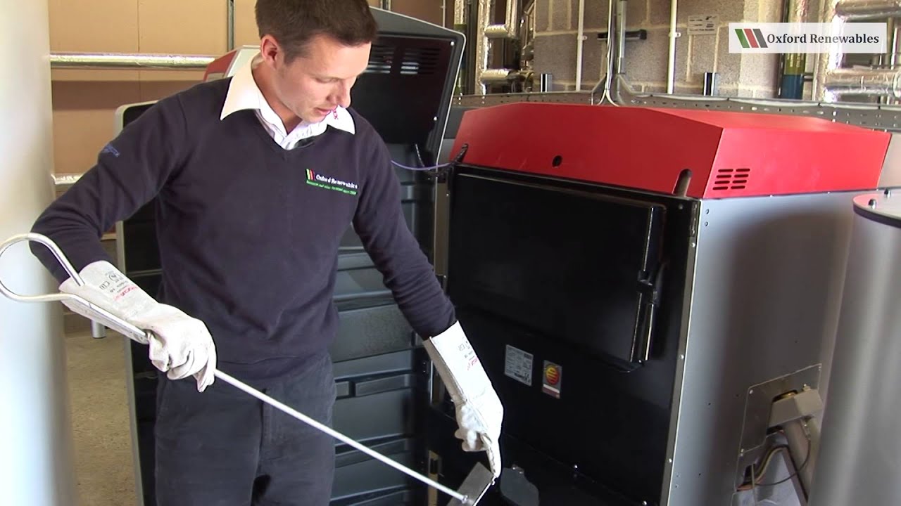 Emptying the ash from a SOLARFOCUS Therminator II