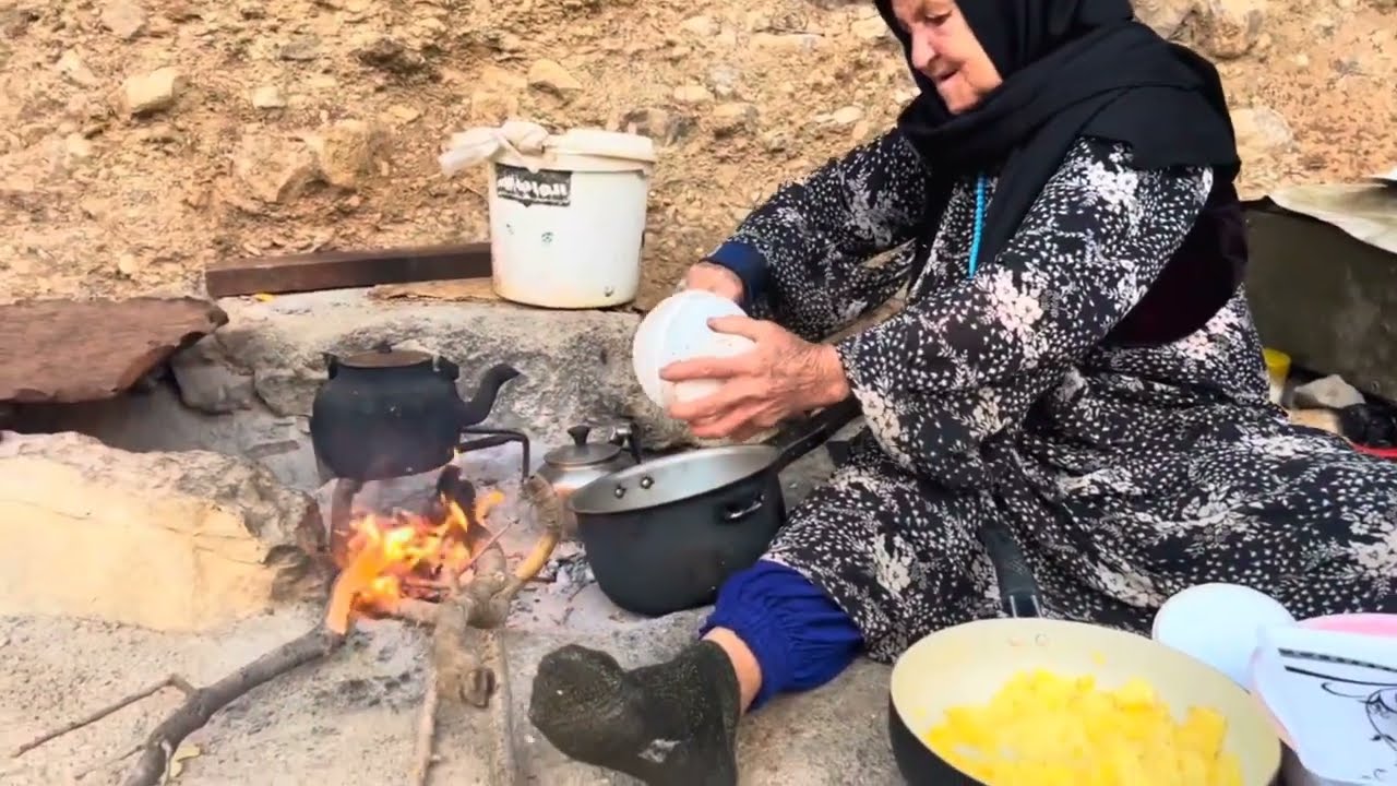 Simple cooking of the old village woman_The life of an old village man and woman