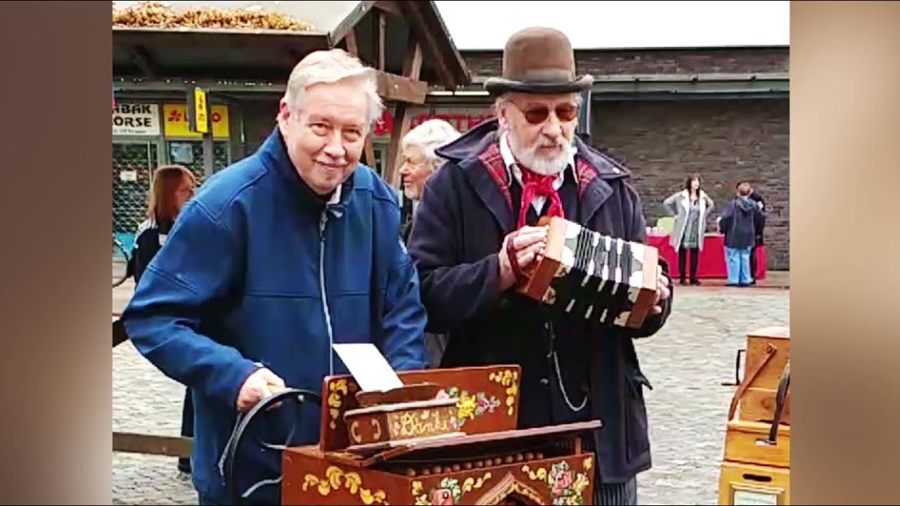 Dieter mit der Drehorgel - Dieter with the Barrel Organ  #Leierkasten #Musik #spielen #Organ_Grinder