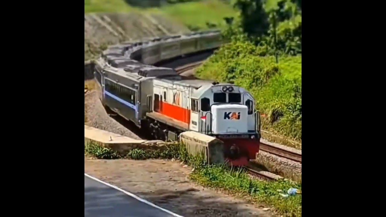 #fypシ #keretaapi #railfansindonesia #kai121