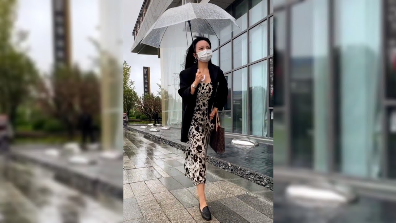 Stylish Amputee Girl Out in the Rain Walking Slowly | Rainy Day Vlog