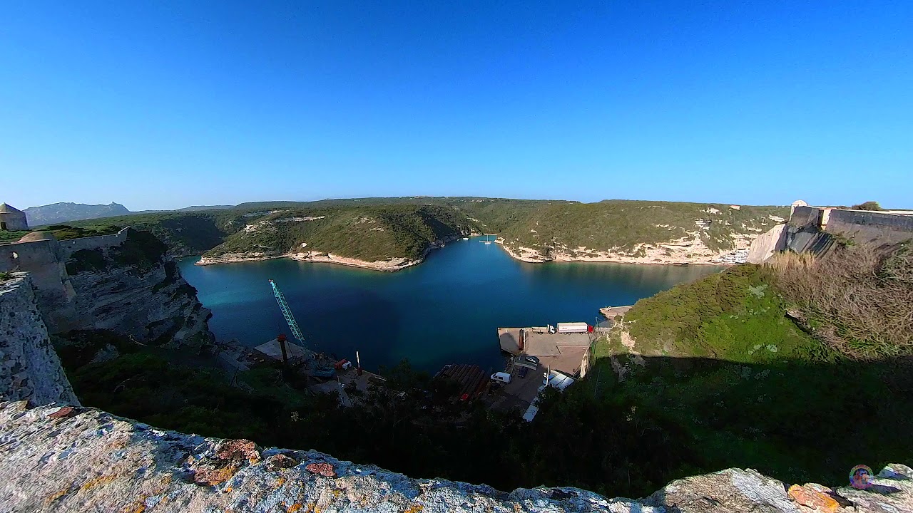 Vue sur la calanque de la Catena depuis les hauteurs de Bonifacio en Corse