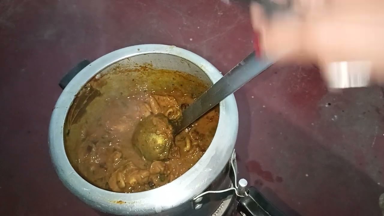 मटन बहुत स्वादिष्ट बना है दोस्तों जिसको खाना है कमेंट कर के बताइए 