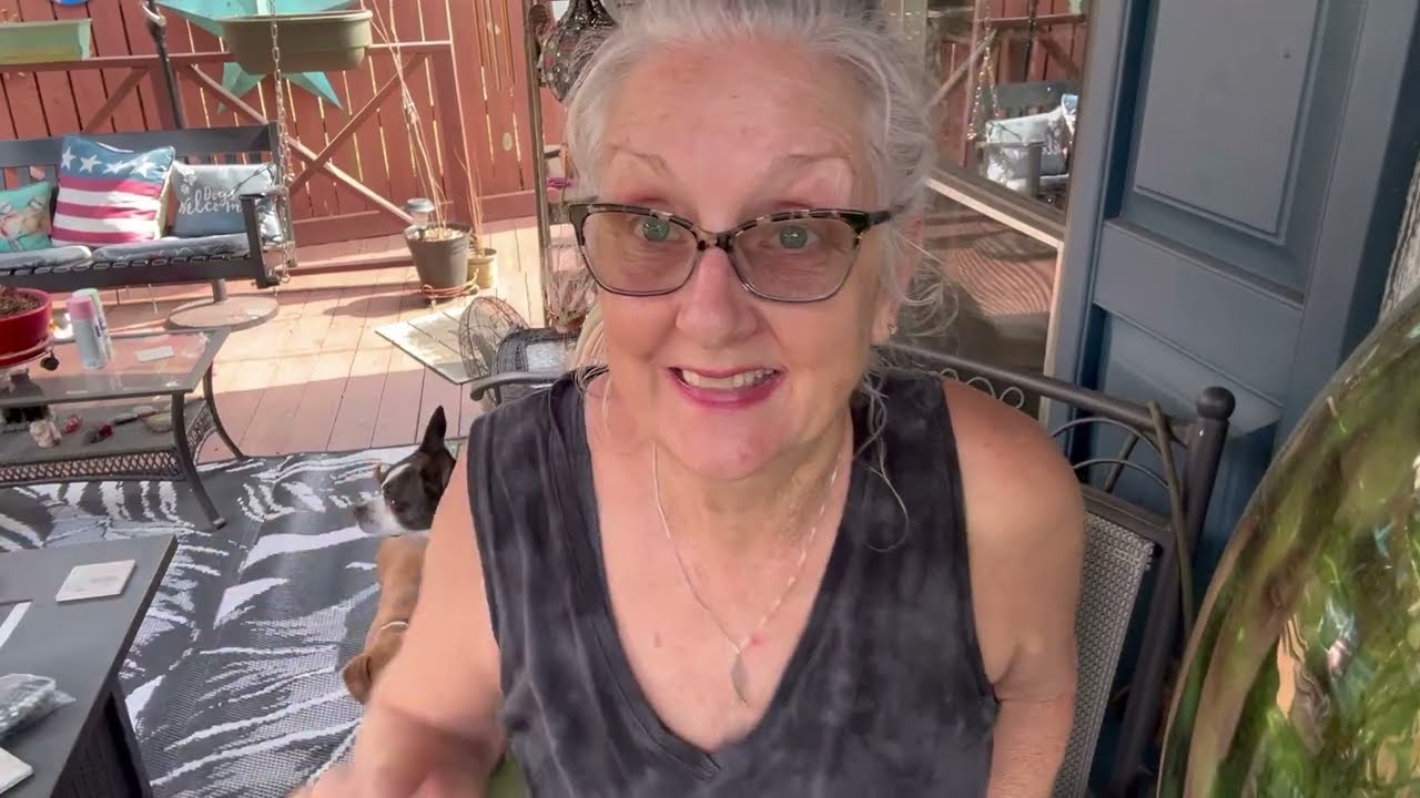 Обед на веранде. Присоединяйтесь ко мне на беседу. Прекрасный день у ручья.