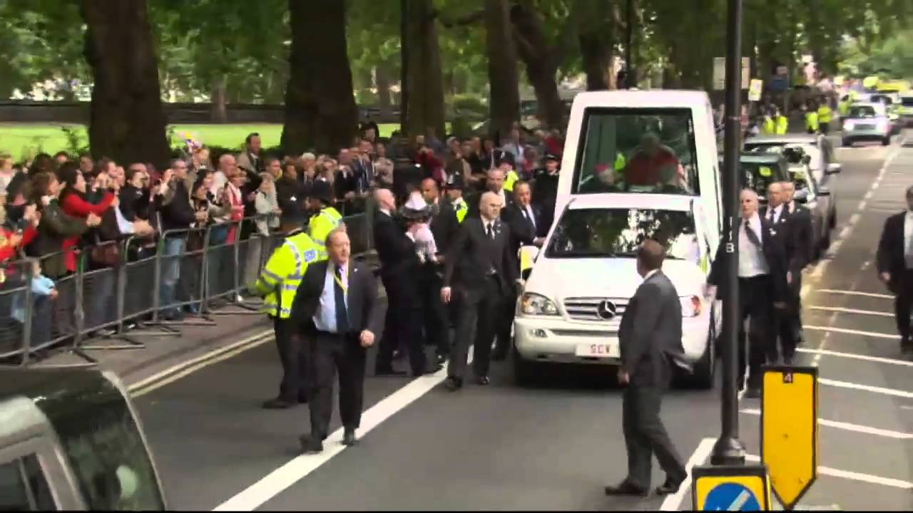 Pope Benedict arrives at Westminster