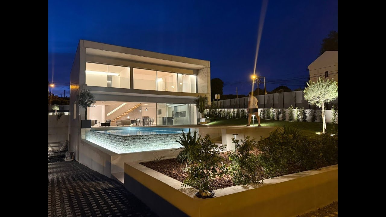 Cascais - Villa minimalista, onde impera a qualidade e o bom gosto. Para Venda!