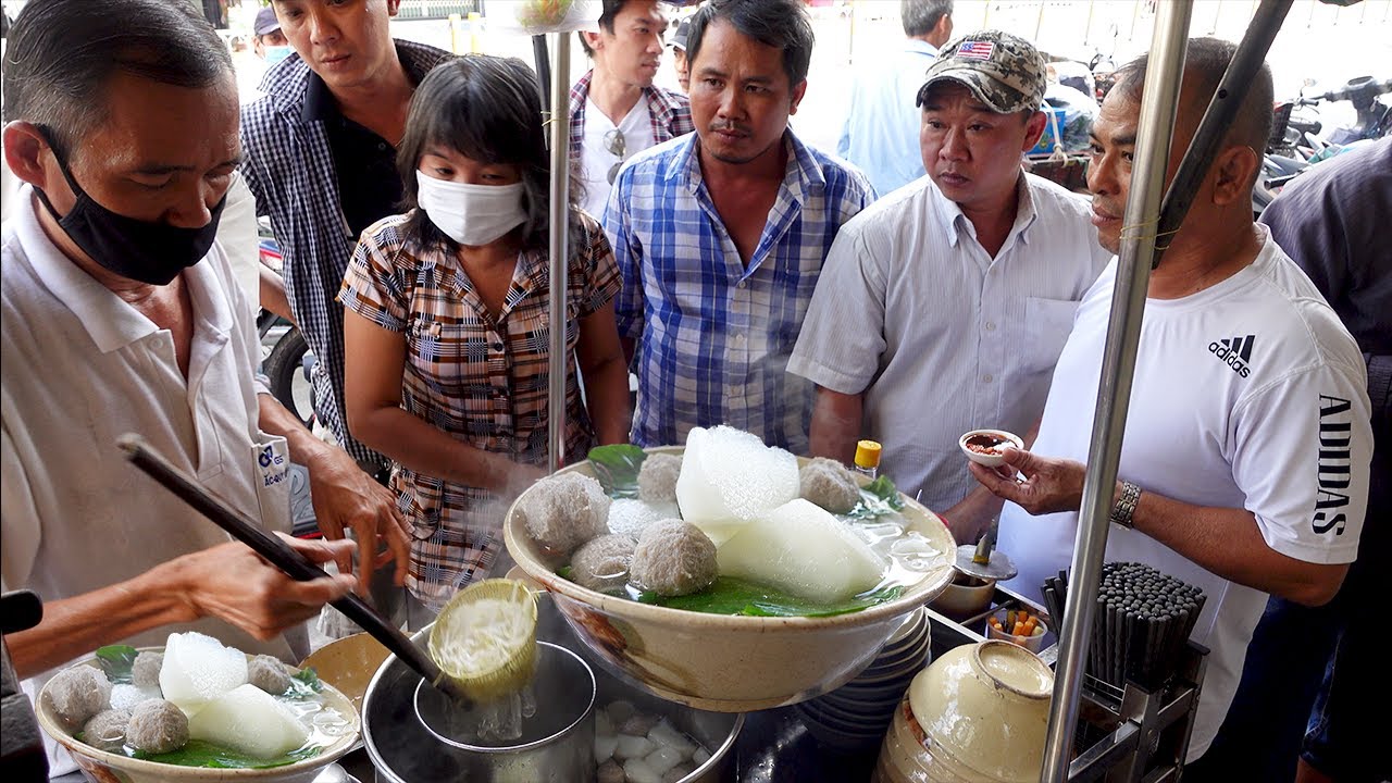 Kỳ lạ xe hủ tiếu mì bò viên bán chưa tới 1 giờ là hết của Người Hoa Chợ Lớn Sài Gòn