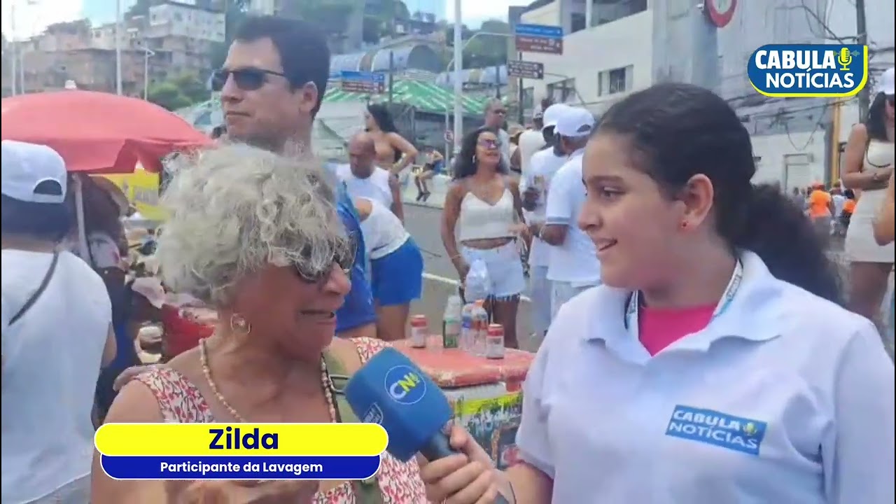 Lunna Vitoria repórter mirim entrevista participante Zilda na Lavagem do Bonfim, em Salvador. 