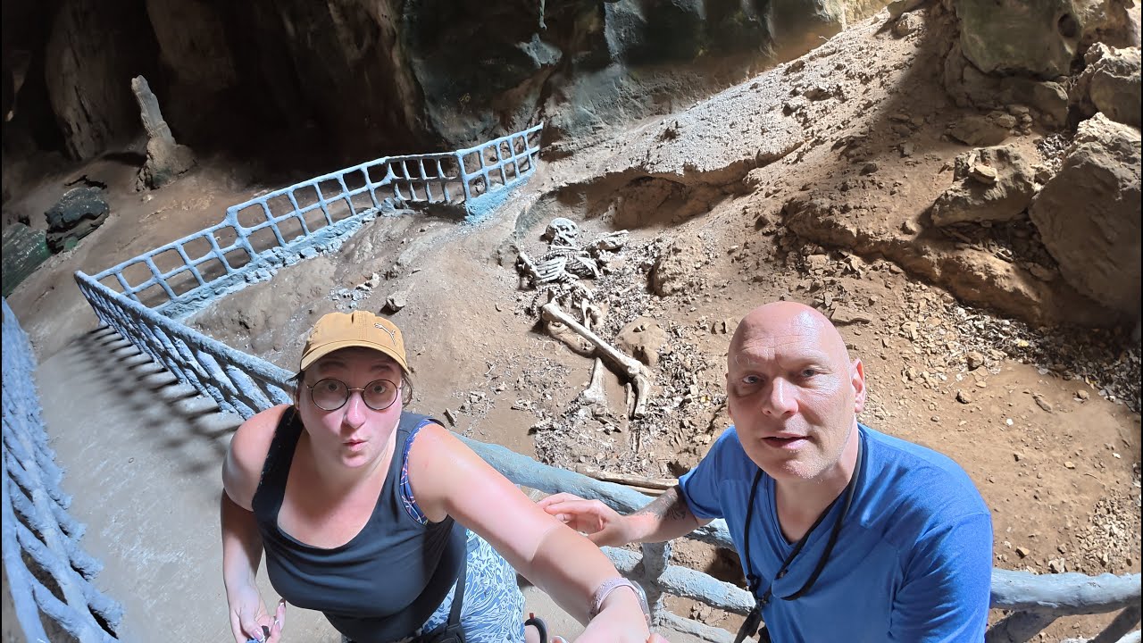 Un squelette, des tissus et attaquée par des singes