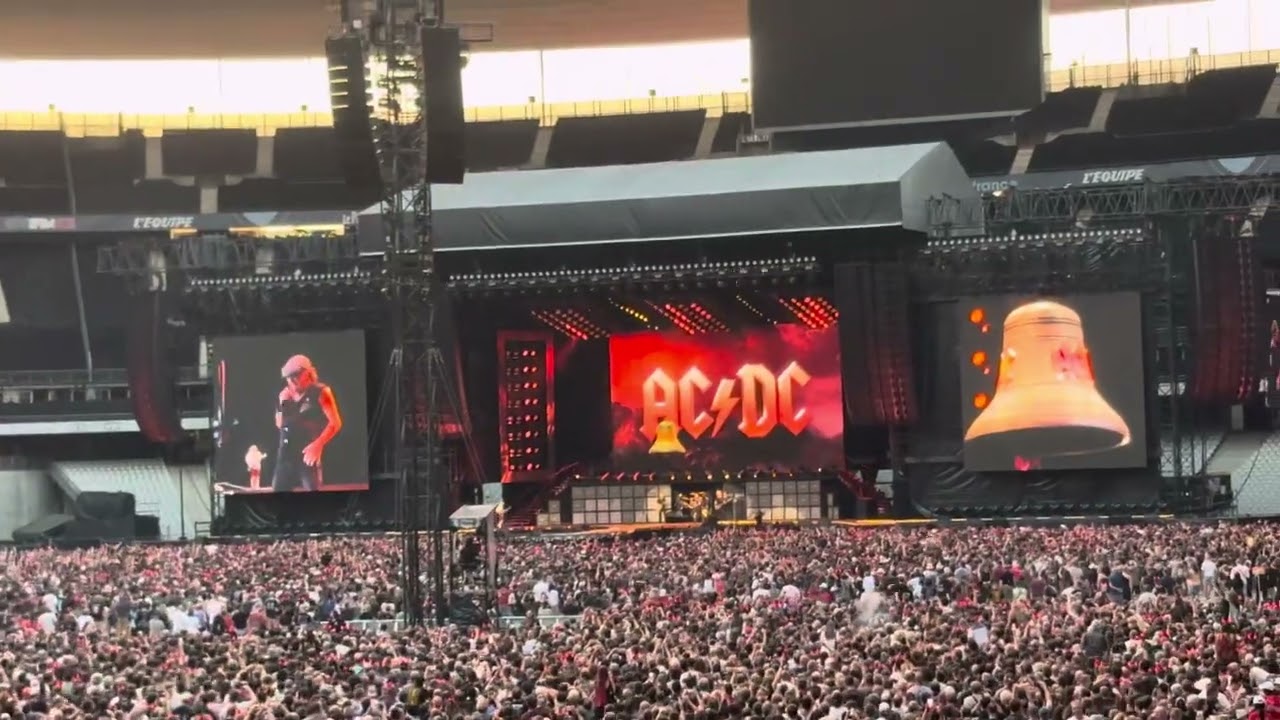 07 Hells Bells ACDC Power Up Tours Paris Stade de France 9 août 2025