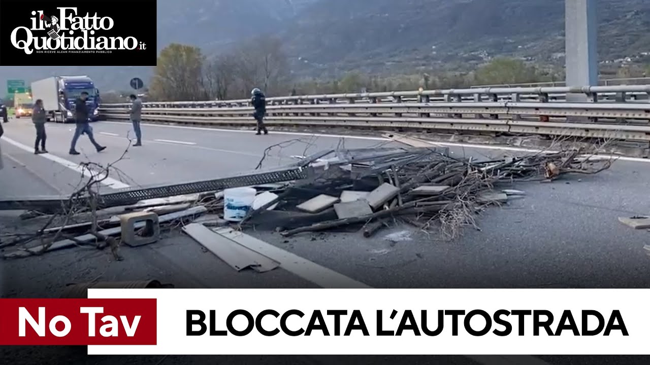 No Tav, migliaia in marcia in Valsusa: “Fermate quest’opera climaticida”. Bloccata l'autostrada