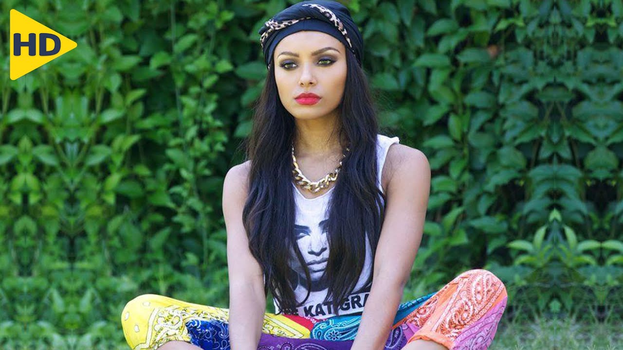 بتورث هدية من جدتها , وبتكتشف إنها سحرية وبتتنبأ بالمستقبل | ملخص افلام The Holiday Calender