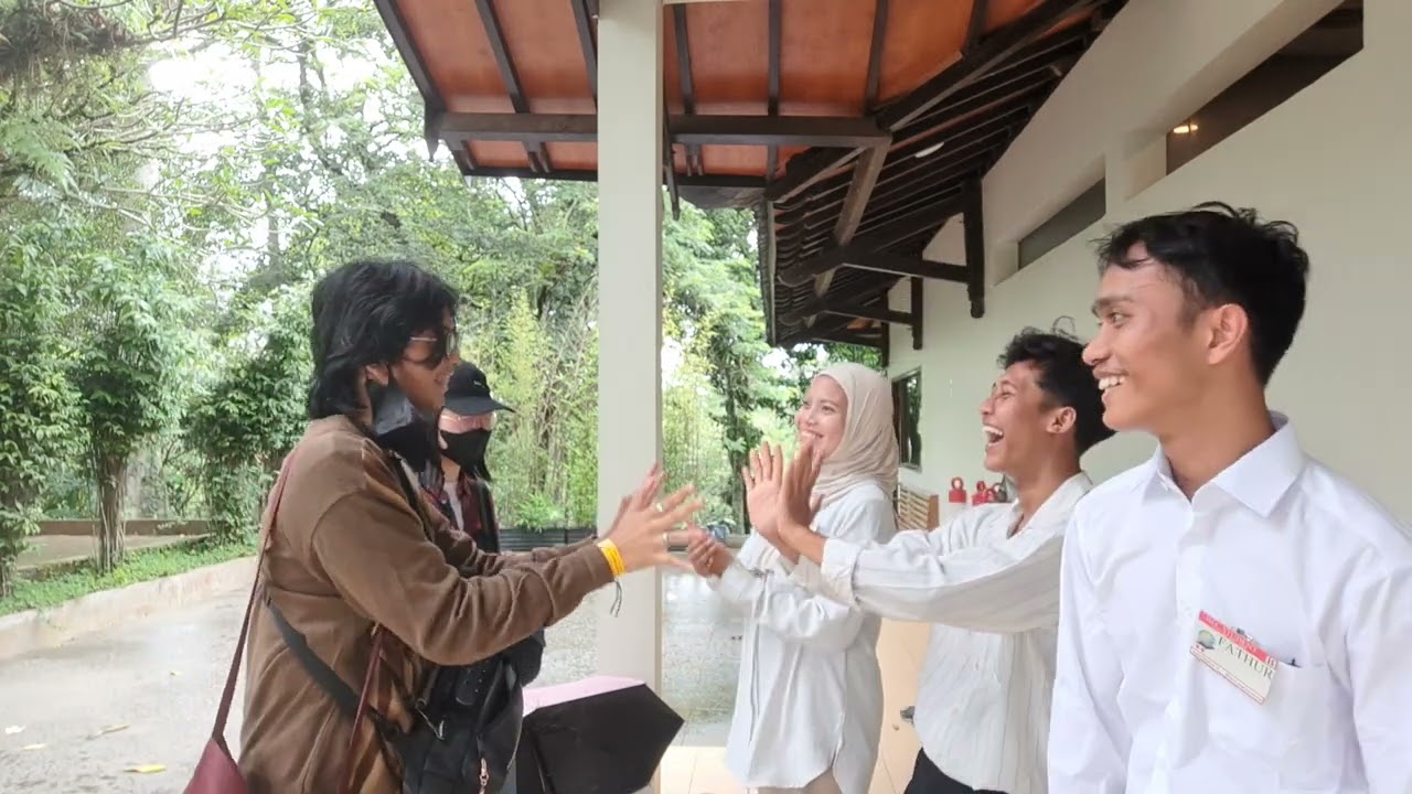 Conversation with foreigner from U.S.A about tourism place in indonesian
