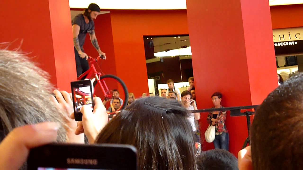 Brumotti  : Guinnes World Record 2013 - Striscia la Notizia - Abbombazza