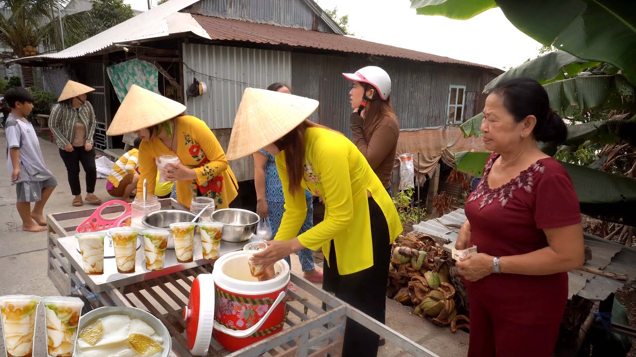 Chị Em Đẩy Xe Tàu Hủ Nước Đường Bán Dọc Đường Quê Buổi Trưa, Bà Con Rất Thích
