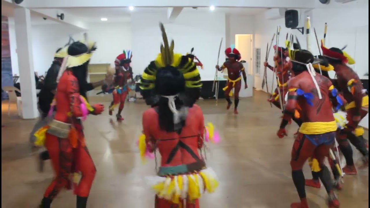 INDÍGENAS DA ALDEIA FULNI-Ô DE PERNAMBUCO REALIZAM DANÇA CAFURNA COM A COMISSÃO DE FRENTE
