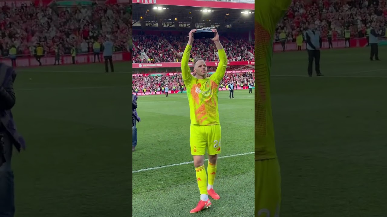 Matz Sels LIFTS Golden Glove! 🏅🧤