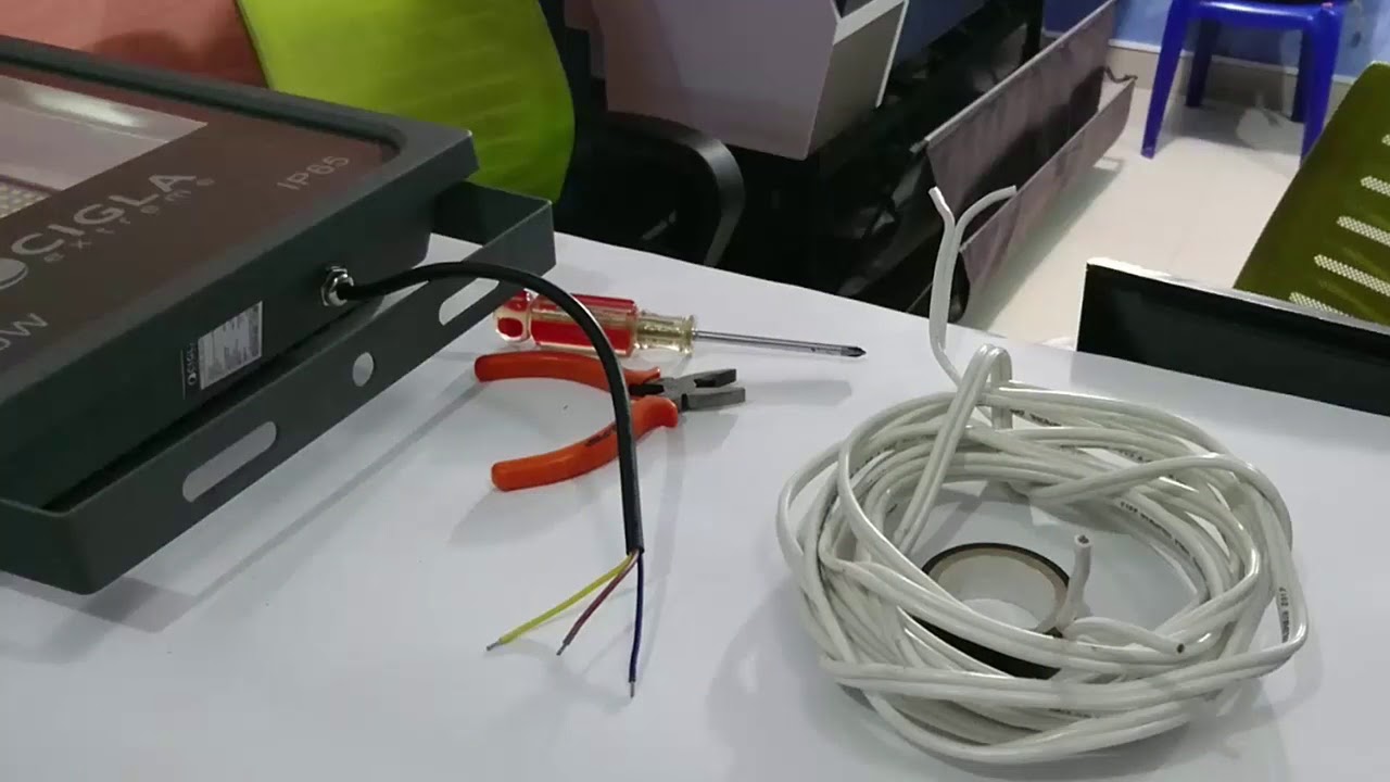 Como instalar un Reflector LED 100W para que funcione en Tomacorriente