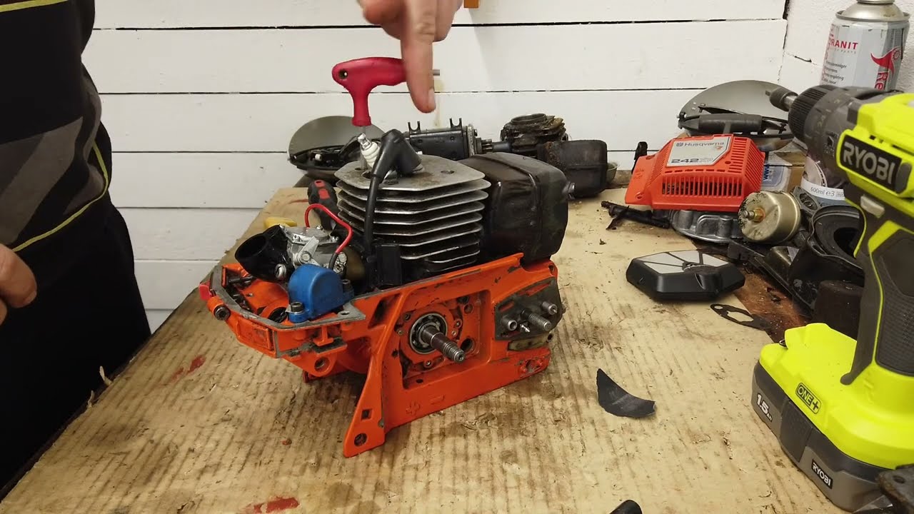 Husqvarna 242 - Byter Ena Ramlagret & Packboxen