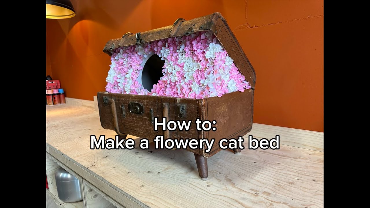 How to: make a flowery cat bed from an old suitcase #woodworker Martine Beijer